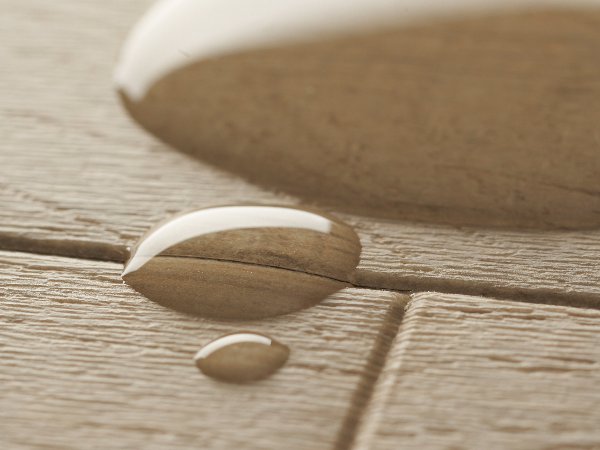 Water droplet on waterproof Pergo floor